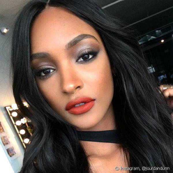 Os blushs em tons alaranjado dão um toque de cor mais vivo à maquiagem das mulheres negras (Foto: Instagram @jourdandunn)